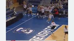 La increíble jugada que enloquece al voleibol: se tira sobre una mesa y su equipo gana el punto