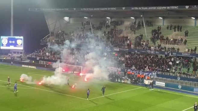 Los ultras del Troyes protestan contra el City Group tras el descenso a tercera: "Gracias, City"