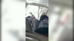 Un pasajero abre la puerta de un avión en pleno vuelo y varias personas acaban en el hospital