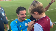 Grealish firma camiseta a un nio aficionado del Aston Villa: "Todava te gusto?"