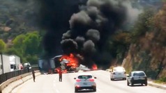 Se registra gran incendio en Autopista México-Querétaro tras fuerte choque múltiple