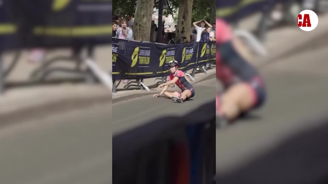 El tremendo accidente de una triatleta por 'culpa' de una compañera de equipo