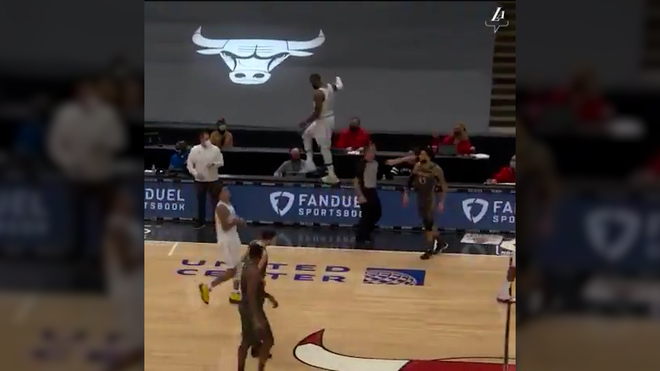 LeBron el equilibrista: ¡Trata de robar un balón, y hace esto!
