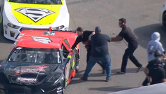 A puñetazos con un rival tras un accidente en la NASCAR