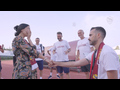 Un aficionado de la Roma pide mano a su novia delante de Mourinho....