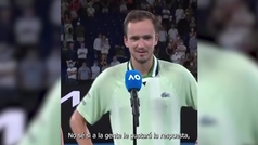 Medvedev se acuerda de Djokovic entre pitos: "Me he preguntado qué haría él para remontar"