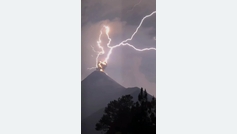 Volcn hace explosin durante tormenta elctrica