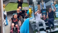 Manchester City lleva su trofeo de campeones a casa de una fantica en silla de ruedas