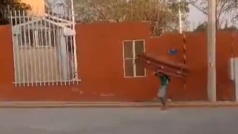 Morelos: Hombre es detenido por pasear cargando un atad por la calle