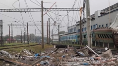 Destrozos en la estructura ferroviaria por los recientes bombardeos en Járkov