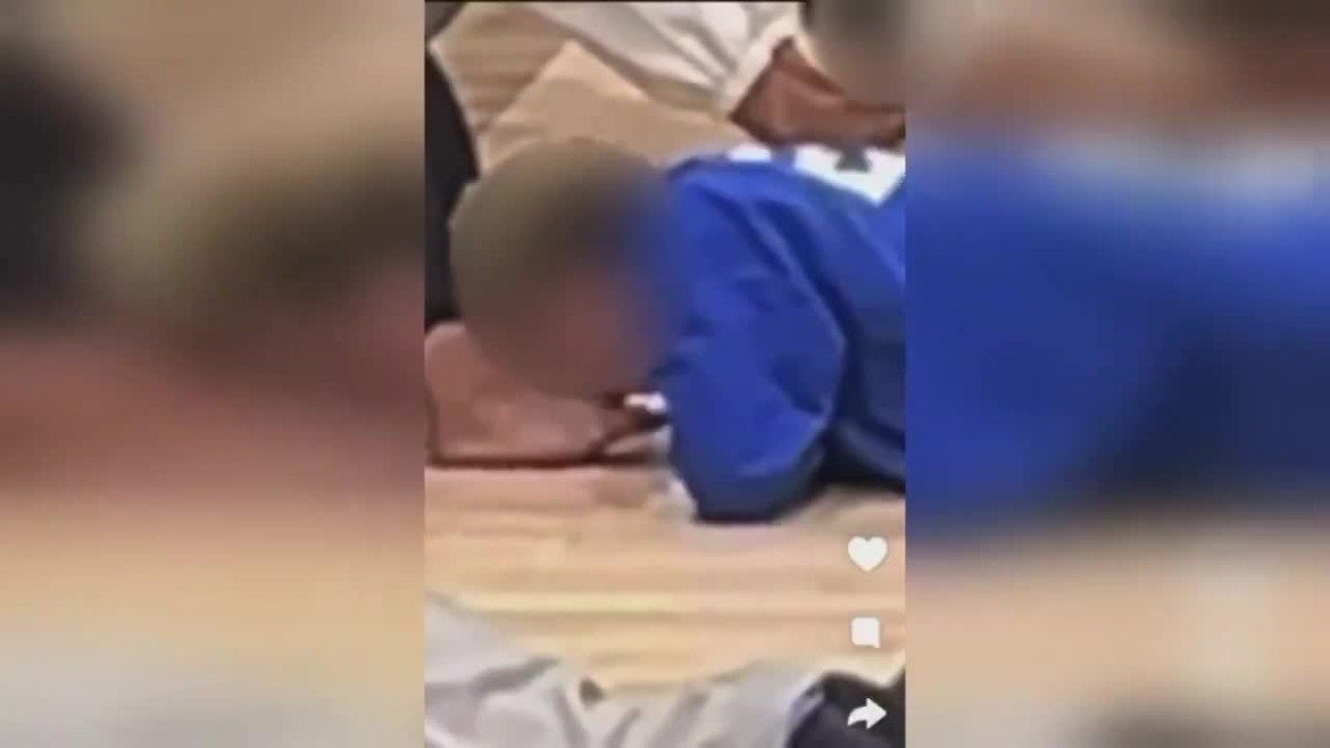 Polémica viral: graban a estudiantes de instituto lamiendo y besando los  pies de sus compañeros