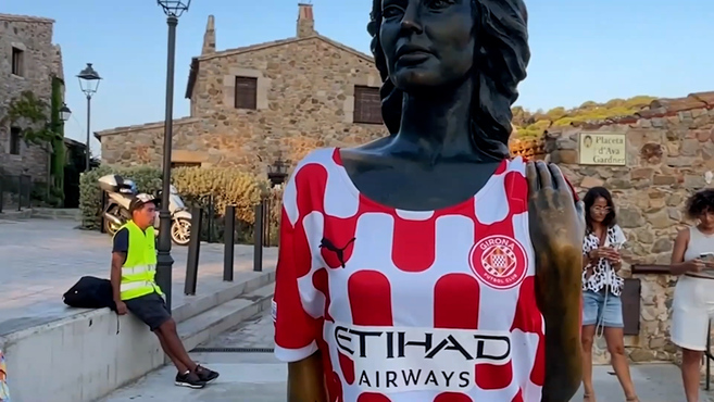 En Girona las estatuas se visten para recibir a la Champions