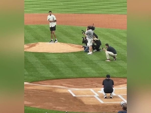 Peso Pluma throws first pitch to Julio Urias at Dodgers game