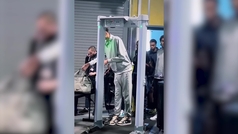 La nueva promesa del baloncesto que no puede pasar por el detector de metales por su altura
