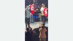 Patrick Mahomes and Travis Kelce struggle to put on their Chiefs jerseys at an event