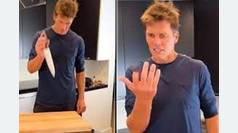 Tom Brady se amputa un dedo de la mano jugando con un cuchillo: su broma más macabra