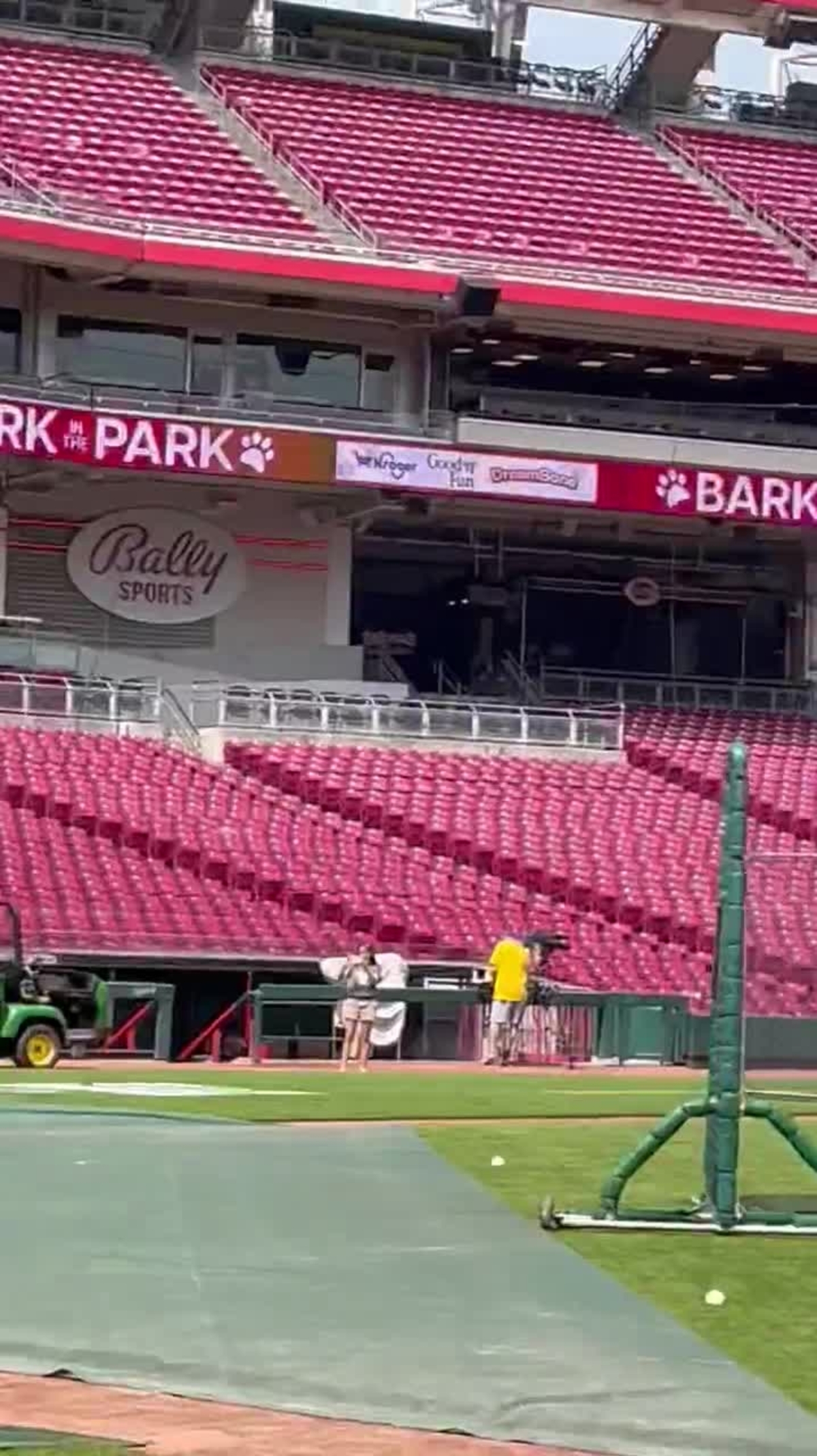 Joe Burrow got some swings in at the Reds BP 💪 @NFLonFOX