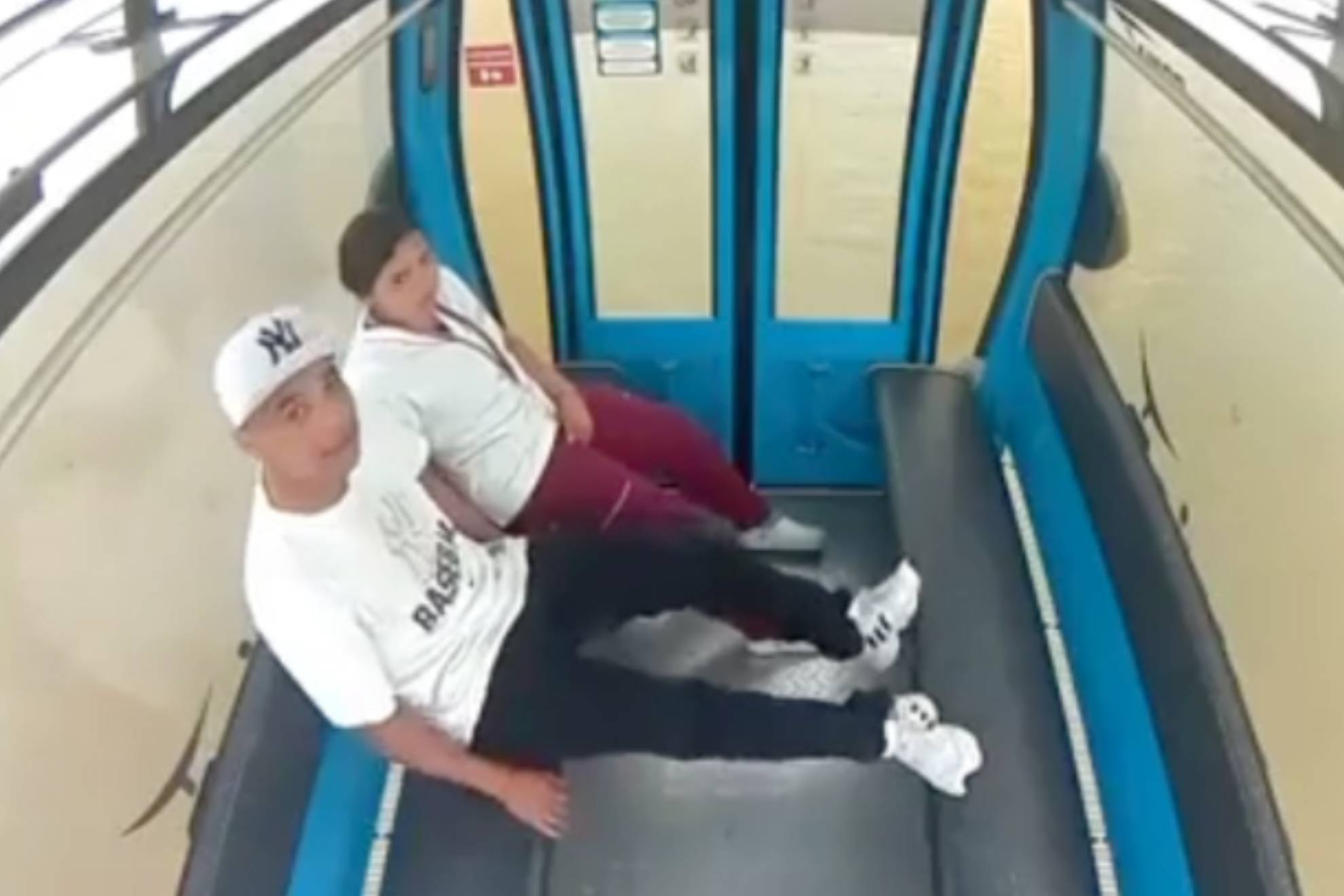No fue en el Cablebús Pareja es captada teniendo sexo en un teleférico en Ecuador MARCA México