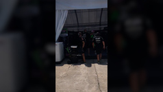 Un mecánico pega a un piloto de Moto3 en 2019