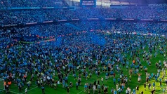 Manchester City es campen de Premier League y aficin protagoniza impresionante invasin de cancha