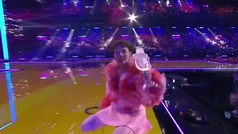 Nemo rompe el trofeo de Eurovisin, un micrfono de cristal, sobre el escenario