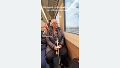 Abuelita se emociona y llora por primer viaje en tren en 50 años