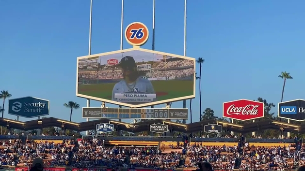 Peso Pluma lanzó primera bola como invitado de lujo de los Dodgers