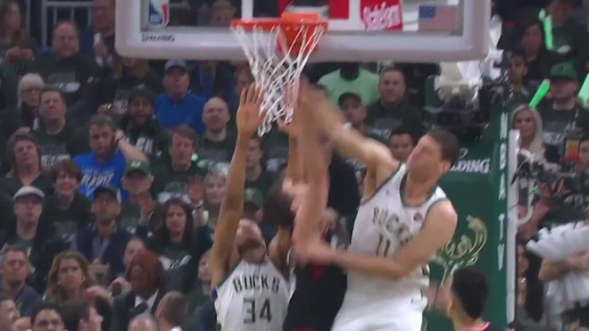Bucks arrolla a Raptors y se lleva el segundo de la serie