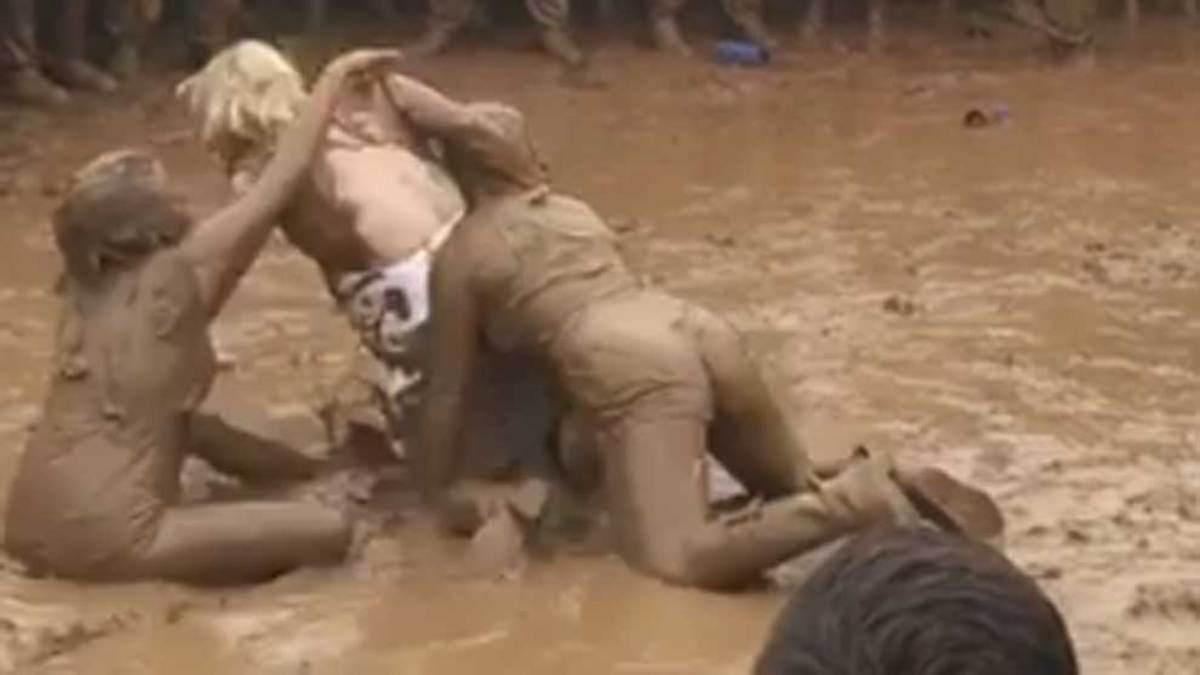 Mujeres se pelean sobre el barro durante el Preakness Stakes