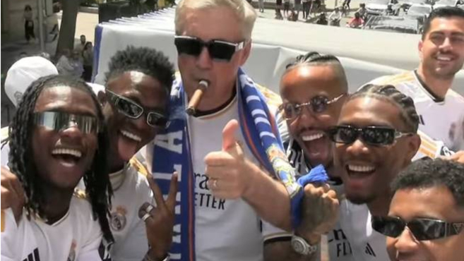 أنشيلوتي يكرر احتفاله الشهير بالسيجار في احتفالات ريال مدريد بالليغا
