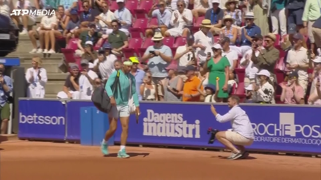 Nadal 'muere' en la orilla en Bastad