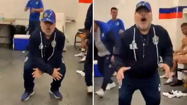 El baile de Maradona en el vestuario tras su primera victoria con ...