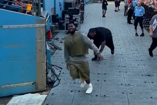 ¡Rough exit! Khalid's security guard falls in Nashville - MARCA TV English