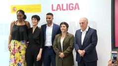 La ministra de inclusin Elma Saiz y el presidente de la Liga, Javier Tebas, presentan la campaa contra el racismo en el deporte