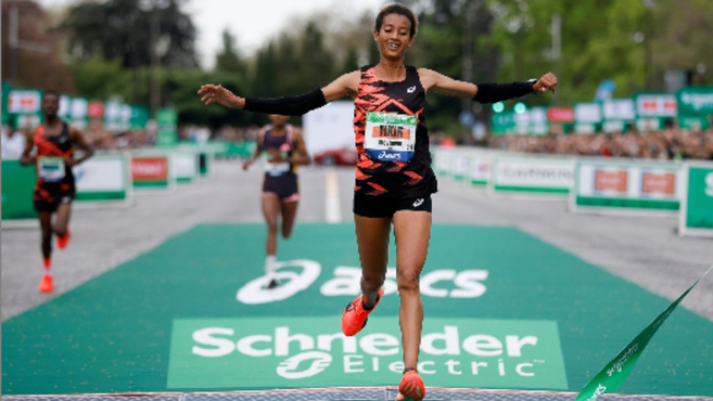La etíope Mestawut Fikir gana el maratón de París en el sprint final