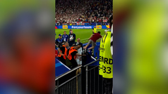 Un aficionado salta desde la grada hacia Cristiano Ronaldo... y cae por las escaleras!