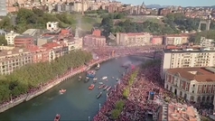Multitudinaria fiesta en Bilbao con la gabarra como protagonista