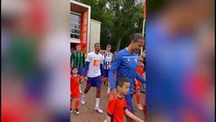 Jugadores de la seleccin de Pases Bajos saltan al campo con camisetas de los equipos que los formaron