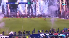 Sólo pasa en Argentina: juegan el último minuto de partido... ¡entre fuegos artificiales!