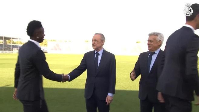 ريال مدريد يتسلم كأس الدوري الإسباني في حفل تاريخي بحضور فلورنتينو بيريز