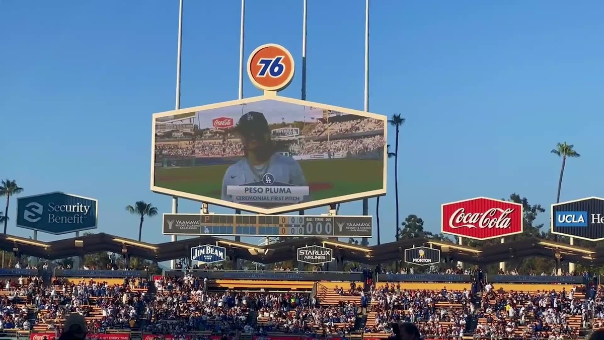 Peso Pluma throws first pitch to Julio Urias at Dodgers game | Marca