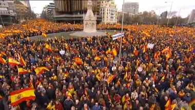 Miles de españoles protestan en Madrid contra la "traición" de Sánchez con  los independentistas y le exigen que convoque elecciones | Política