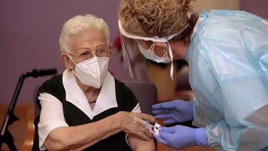 Coronavirus Ultima Hora Espana Empieza A Ver La Luz Al Final Del Tunel Con Las Vacunaciones De Araceli Hidalgo Y Monica Tapias Sociedad
