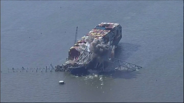 Espectacular imagen de la voladura de los restos del puente de Baltimore