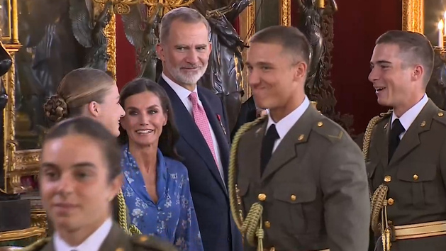 Se viraliza el besamanos de la princesa Leonor con sus compañeros de Academia