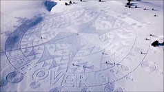Greenpeace dibuja una enorme protesta en la nieve de Davos