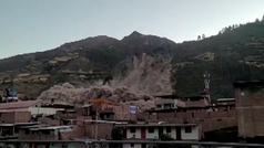 Un enorme desplazamiento de tierra sepulta 150 casas en Perú