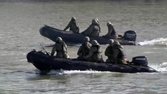 Las tropas de la OTAN son vistas haciendo maniobras en el Danubio