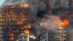 Un brutal incendio devora un edificio de 14 plantas en Valencia