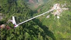 Vietnam inaugura el puente de cristal más largo del mundo